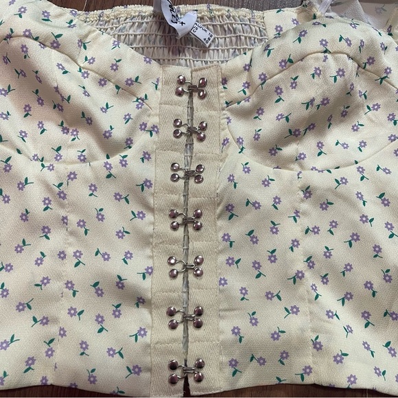 Princess Polly Top Women’s Size 8 US Light Yellow Lilac Floral Crop Puff Sleeves - Picture 7 of 15